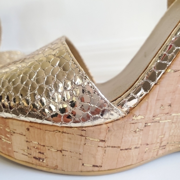 New Stuart Weitzman Twofer Gold Python Platform Cork Wedge Size 9 - Picture 12 of 13